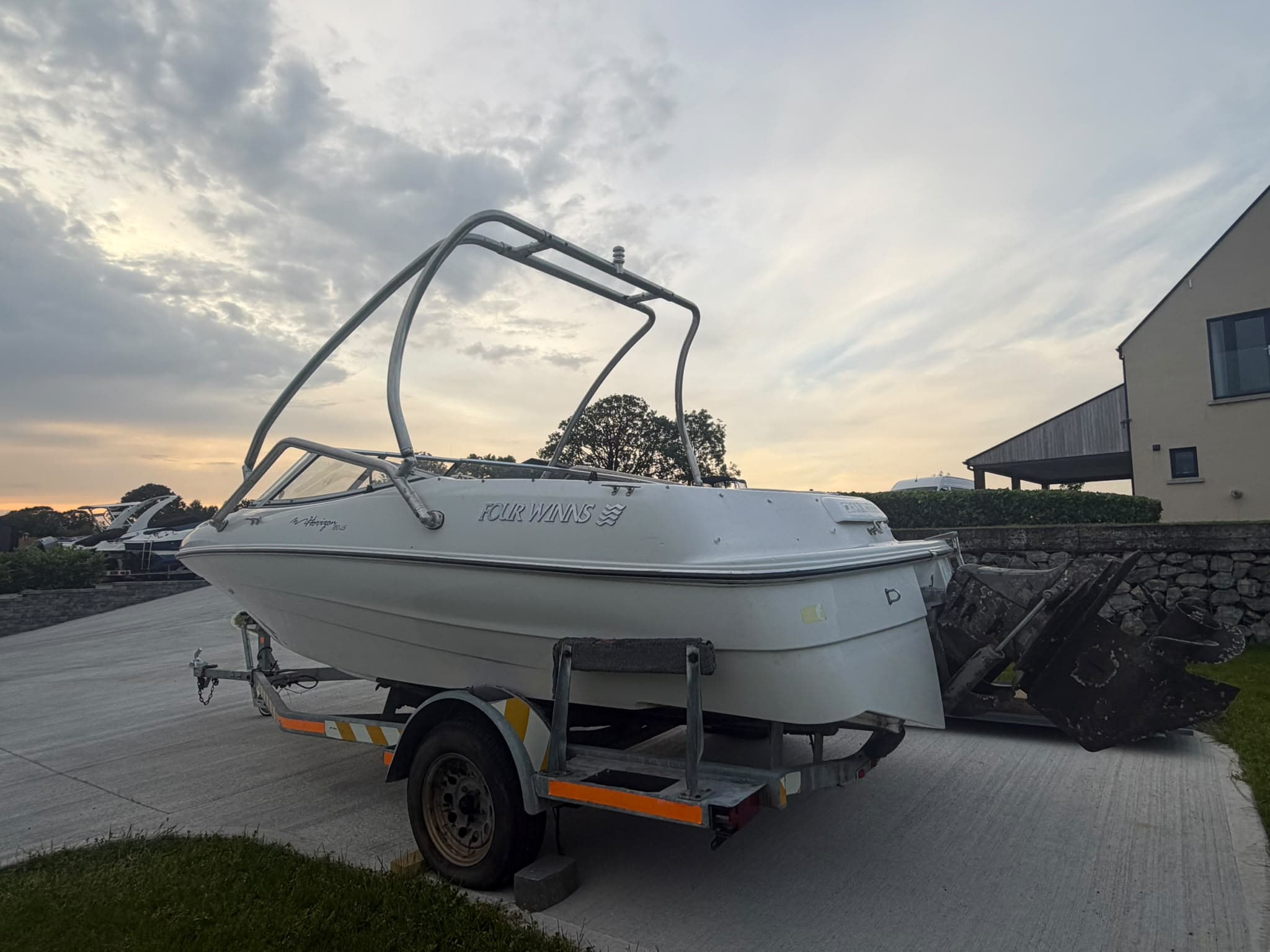 Four Winns Bowrider speedboat 4.3 V6 Inboard - Image 1 of 10